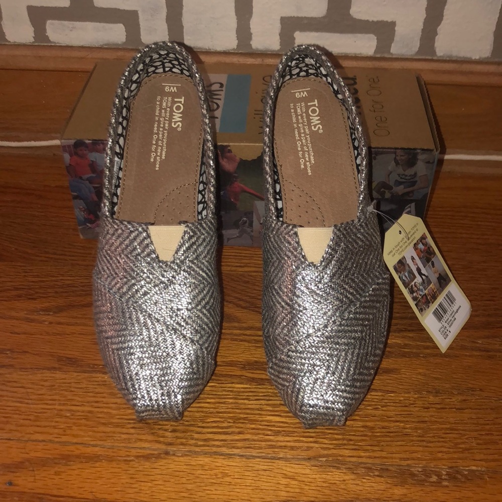 Toms—NWT - Picture 2 of 4